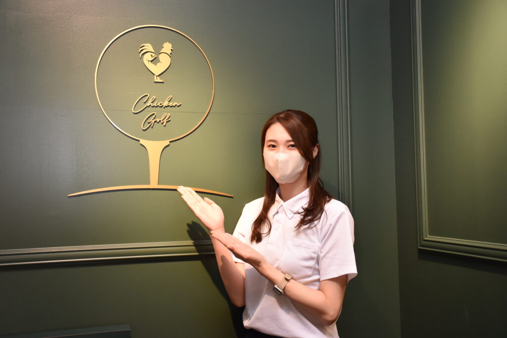 ロゴを紹介する女性