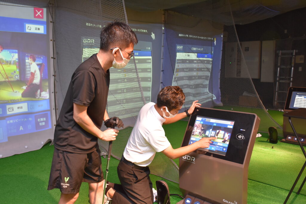 男性がゴルフレッスンを受ける様子